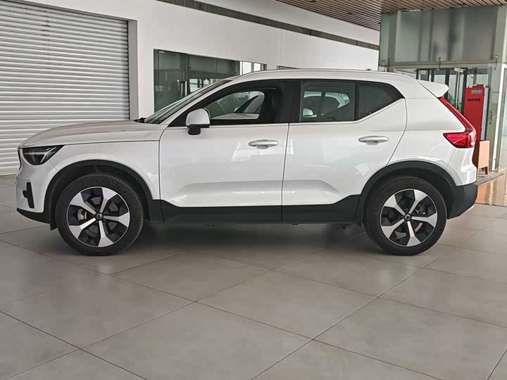 Volvo XC40 2025 B 4 WD — фото 6
