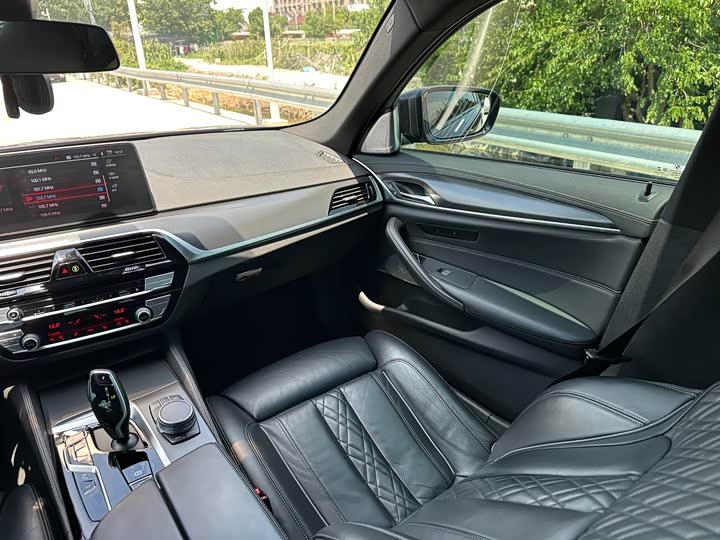 BMW 5 Series рестайлинг 540i M спортпакет — фото 13