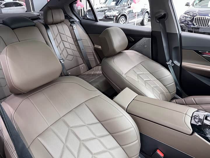 BMW 5-Series 2024 530 Li Leading M — фото 4