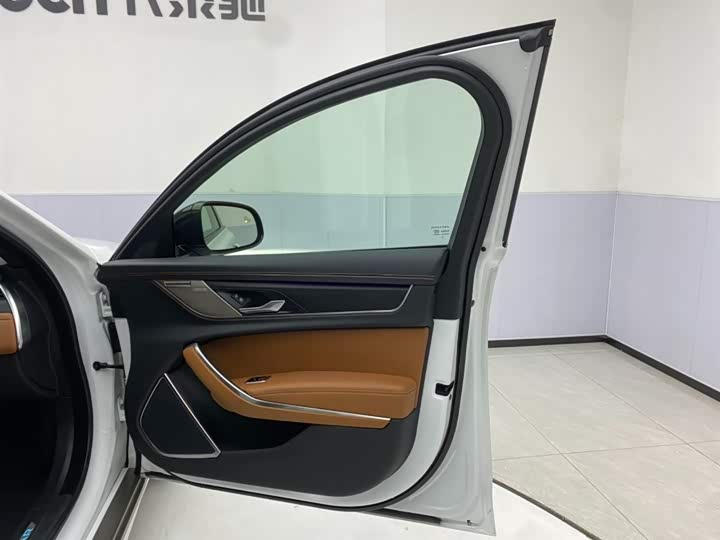 Jaguar XFL 2024 2.0 T P 300 4 WD — фото 25