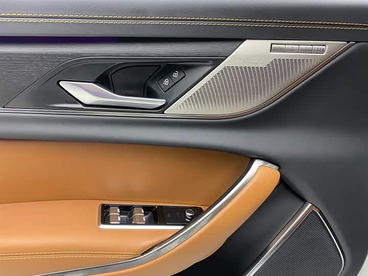 Jaguar XFL 2024 2.0 T P 300 4 WD — фото 24