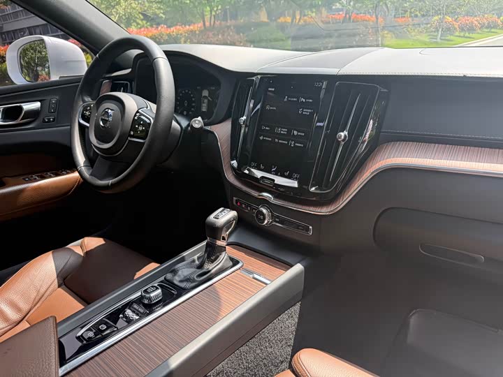 Volvo XC60 2021 T 5 4 WD — фото 15