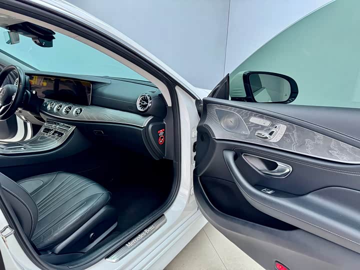 Mercedes-Benz CLS 2018 CLS 300 — фото 14