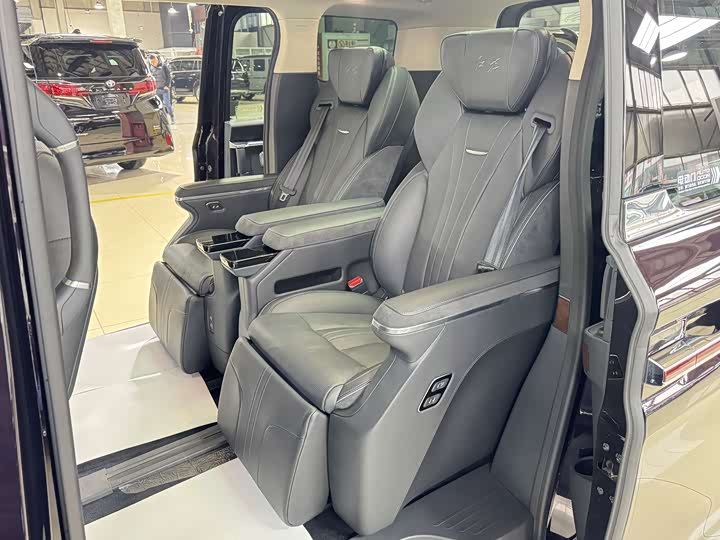 Hongqi HQ9 PHEV 2024 2.0 T 4 WD — фото 11
