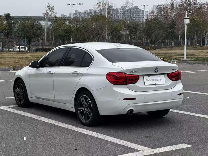 BMW 1-Series 2019 118i — фото 3