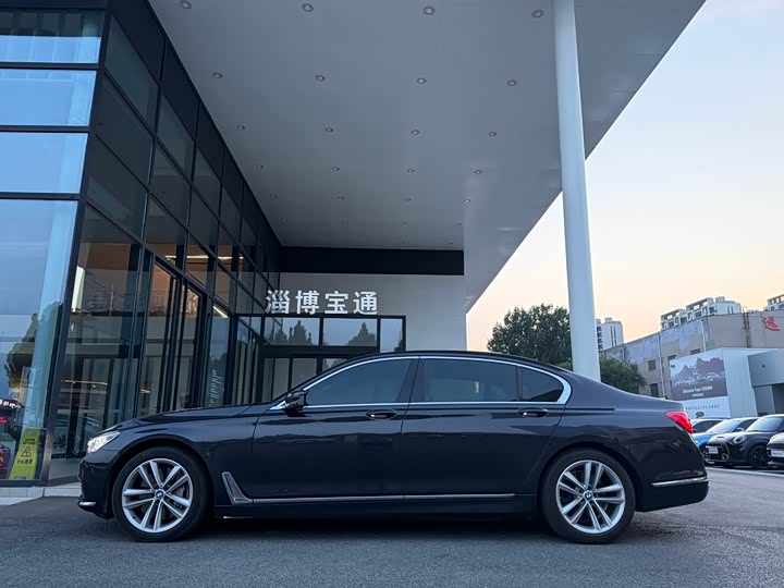 BMW 7 Series 750Li xDrive — фото 9
