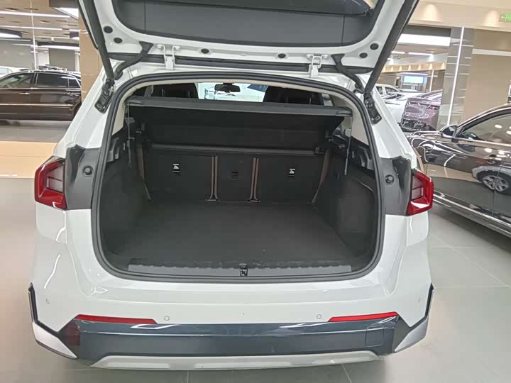BMW iX1 eDrive25L X — фото 8