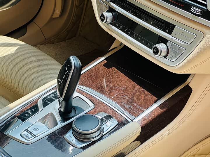 BMW 7 Series 750Li xDrive — фото 12