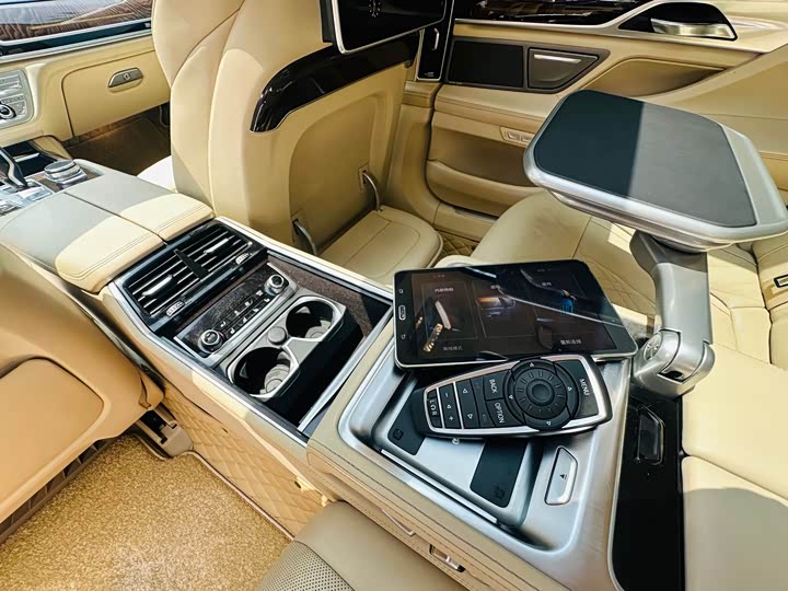 BMW 7 Series 750Li xDrive — фото 10