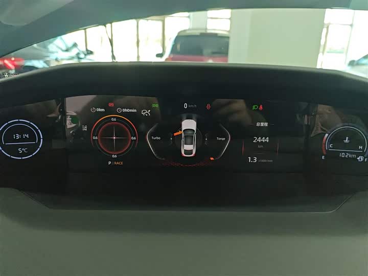 Changan UNI-V 2024 1.5 T Premium — фото 4