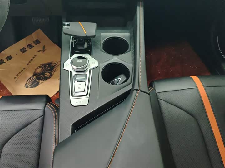 Changan UNI-V 2024 1.5 T Premium — фото 6