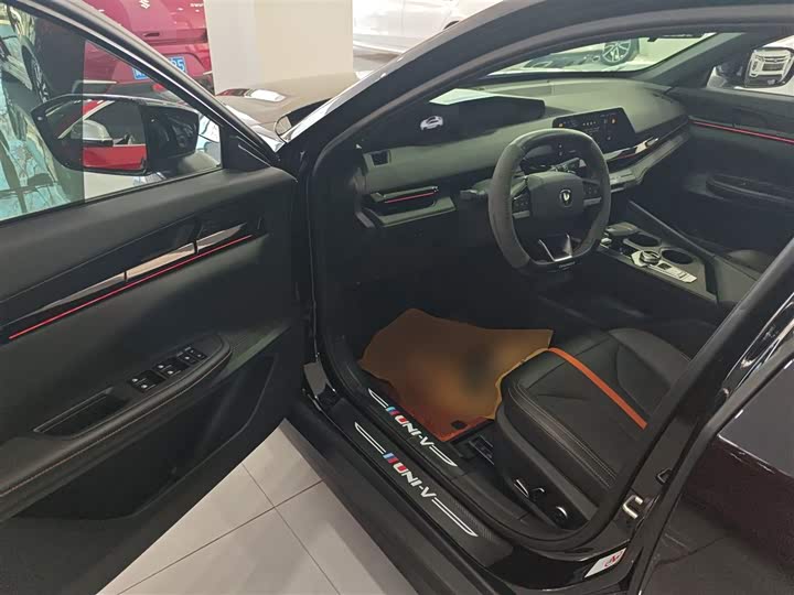 Changan UNI-V 2024 1.5 T Premium — фото 13