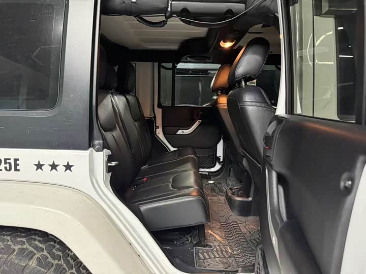 Jeep Wrangler — фото 8