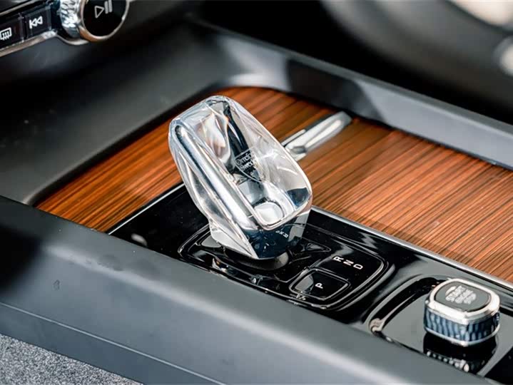 Volvo XC60 2025 B 5 4 WD — фото 15