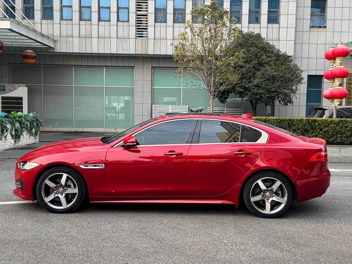 Jaguar XE 2015 2.0 T 200 PS R-Sport — фото 4