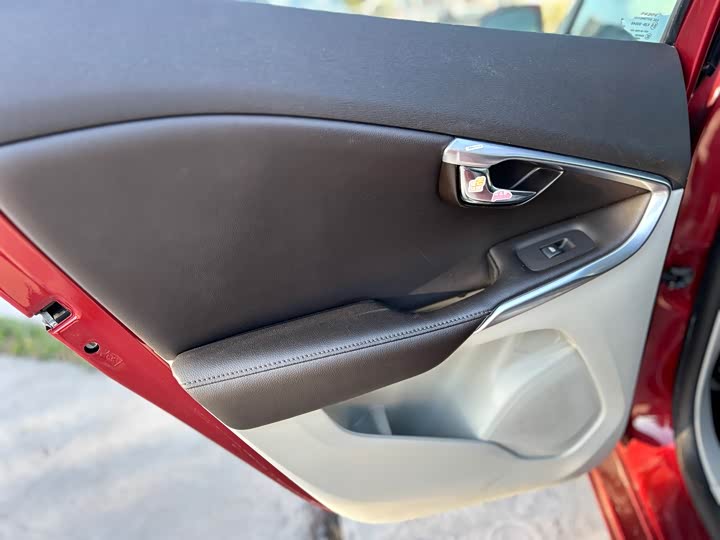 Volvo V40 2015 1.6 T — фото 33