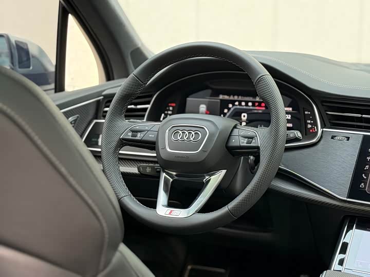 Audi SQ7 2024 4.0 TFSI — фото 15