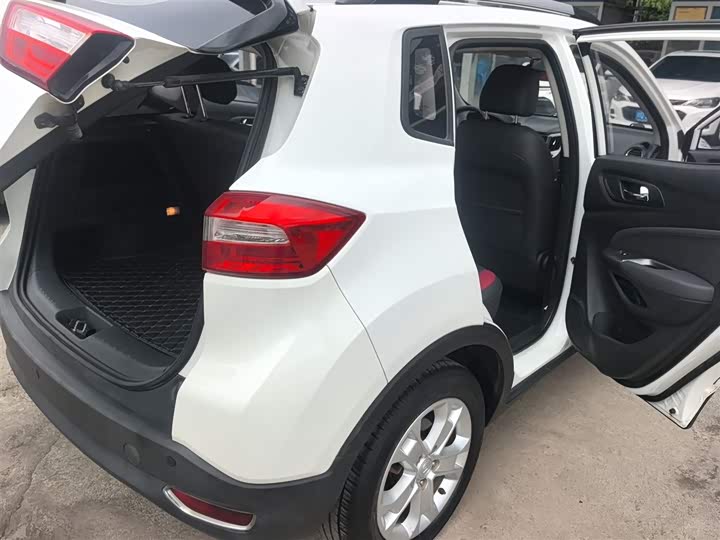 Changan CS15 2016 1.5 L MT — фото 7