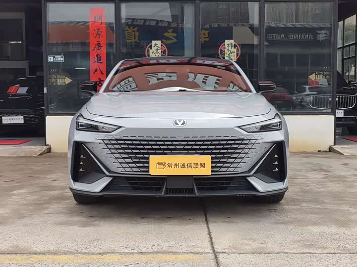 Changan UNI-V 2023 1.5 T Premium — фото 2