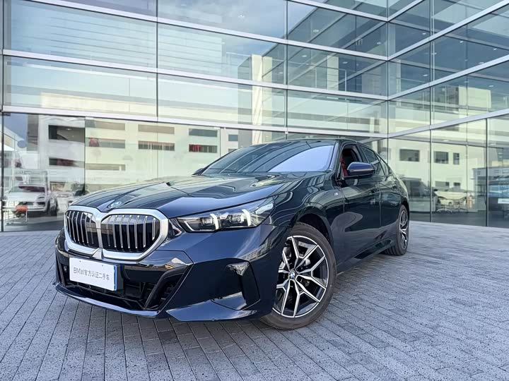 BMW 5-Series 2024 530i Leading M — фото 1