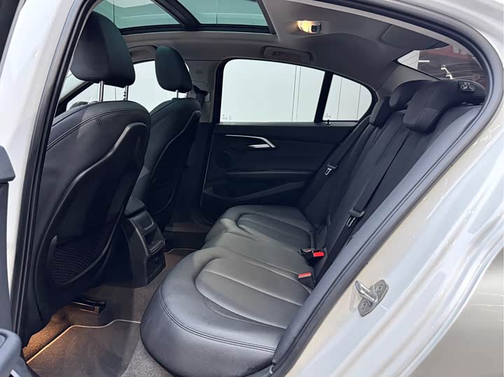 BMW 1-Series 2018 118i Sport — фото 10