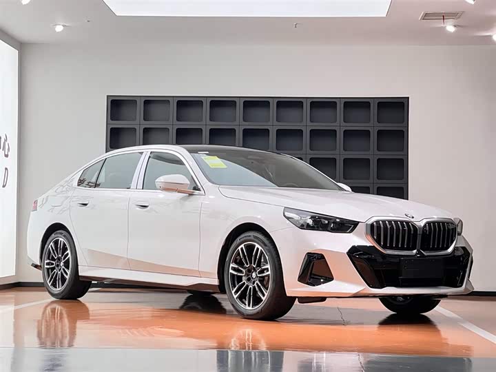 BMW 5-Series 2025 530 Li Leading M — фото 3