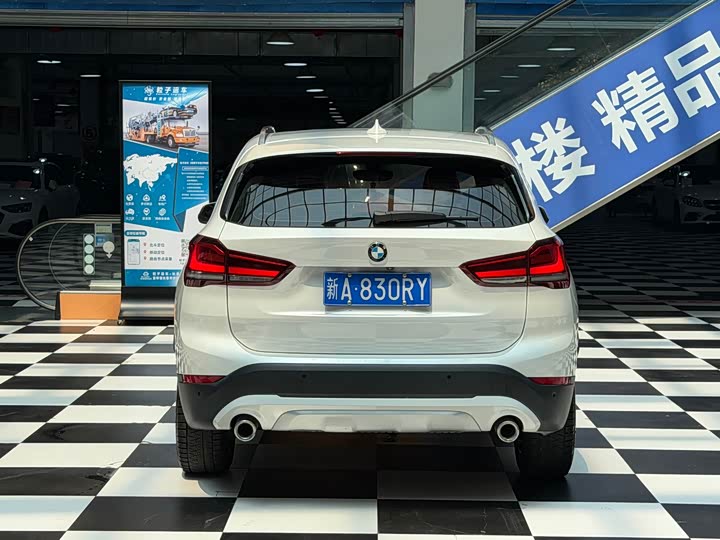 BMW X1 sDrive20Li стиль — фото 18