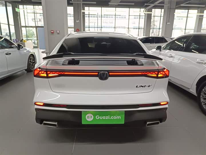 Changan UNI-V 2024 1.5 T Premium — фото 6