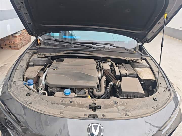 Changan UNI-V 2022 1.5 T Premium — фото 11
