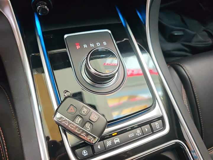 Jaguar XEL 2019 2.0 T 200 PS — фото 14