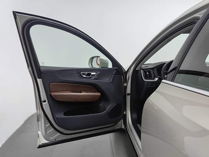 Volvo XC60 T5 полный привод V — фото 8