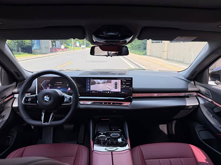 BMW 5-Series 2025 530 Li Leading M — фото 10