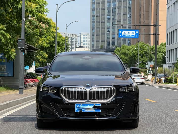 BMW 5-Series 2025 530 Li Leading M — фото 3