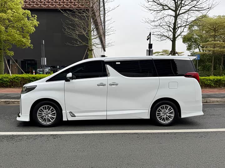 Toyota Alphard — фото 4