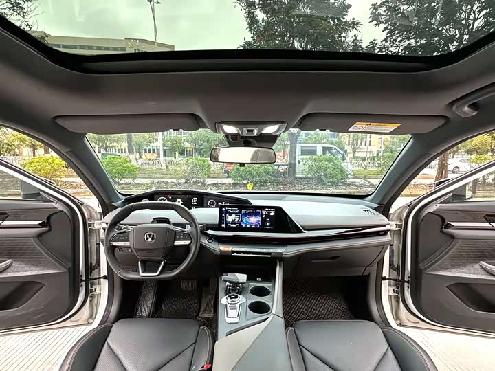 Changan UNI-V 2022 1.5 T Premium — фото 4