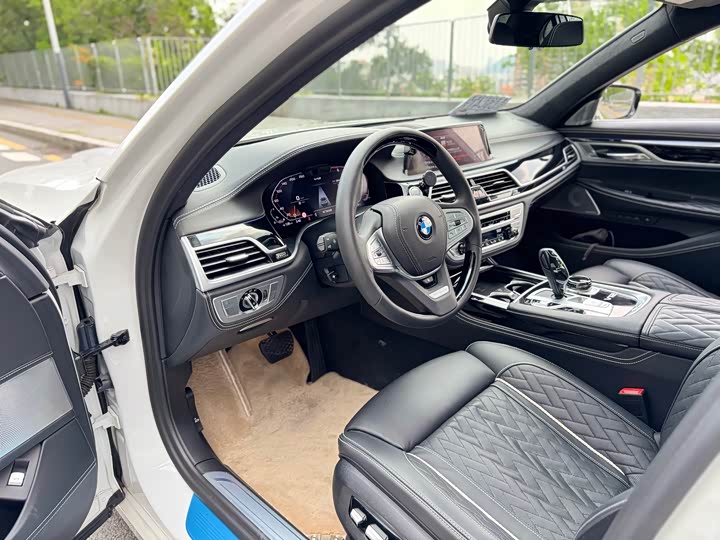 BMW 7-Series 2019 M 760 Li x Drive V 12 — фото 10