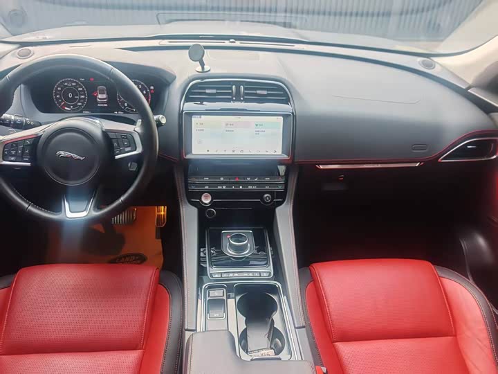 Jaguar F-PACE 2020 2.0 T — фото 11