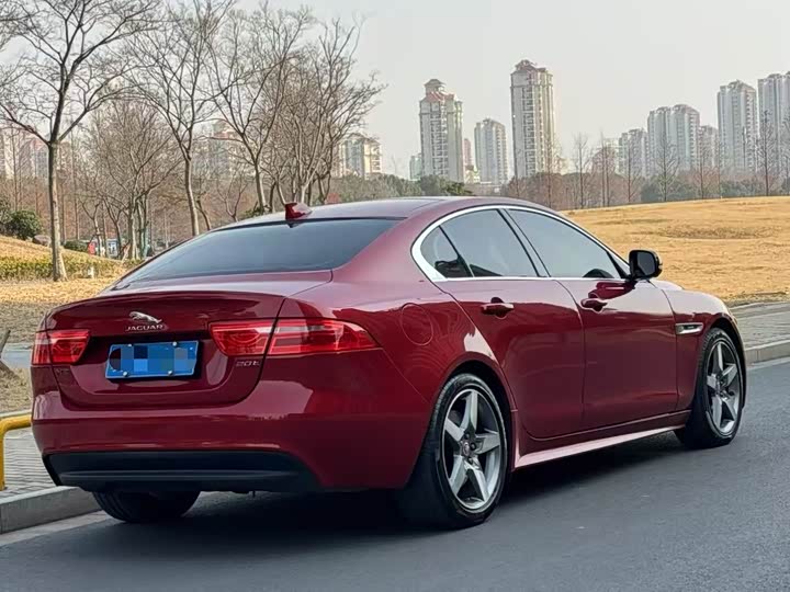 Jaguar XE 2015 2.0 T 200 PS R-Sport — фото 5