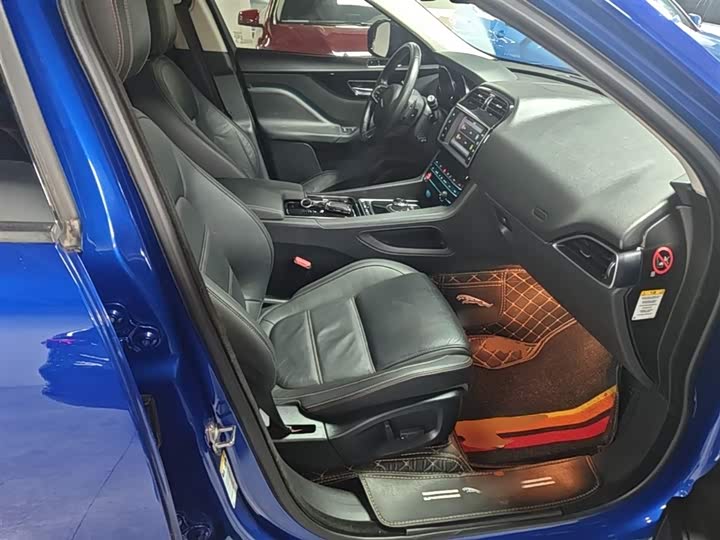 Jaguar F-PACE 2018 2.0 T 4 WD — фото 25