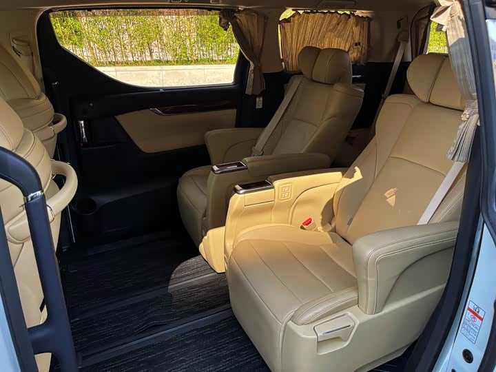 Toyota Alphard — фото 11