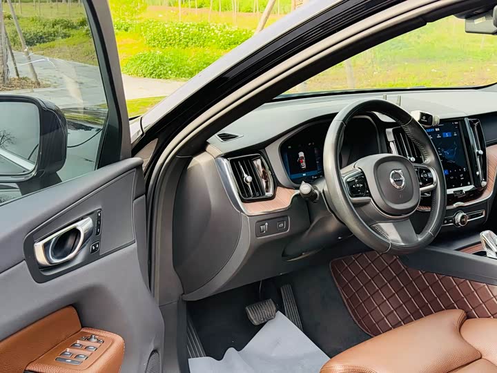 Volvo XC60 2022 B 5 4 WD — фото 5