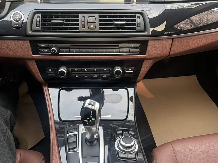 BMW 5 Series 520Li — фото 10