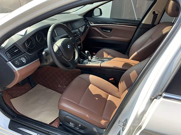 BMW 5 Series 520Li — фото 12