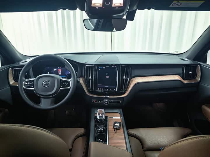 Volvo XC60 Hybrid 2025 Hybrid 4 WD — фото 13