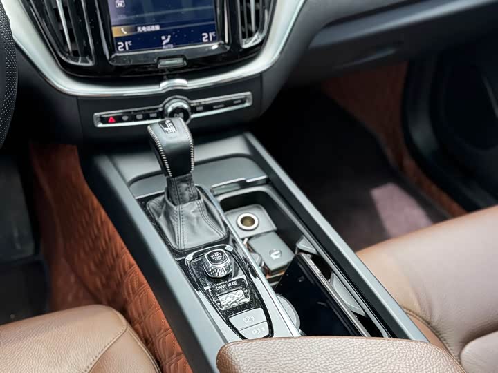 Volvo XC60 2021 T 5 4 WD — фото 11