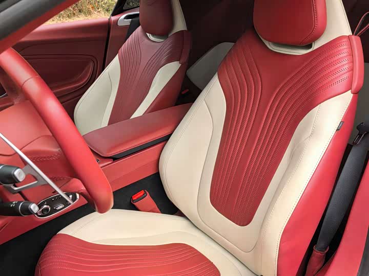 Aston Martin DB11 2022 4.0 T V 8 Coupe — фото 12