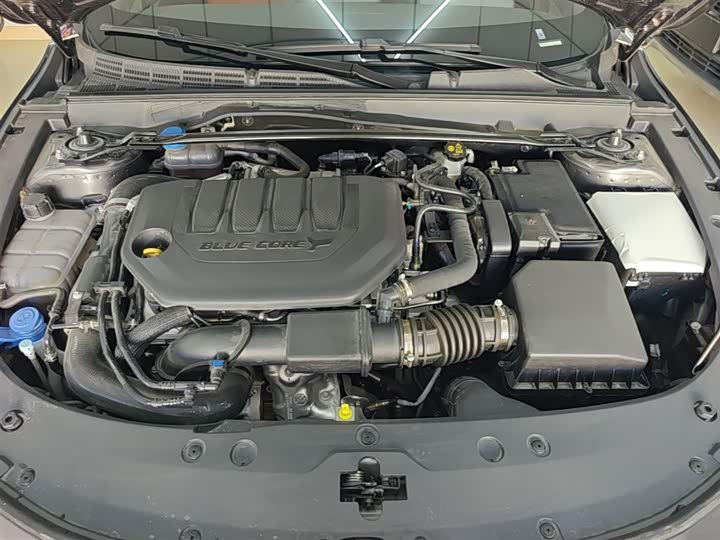 Changan UNI-V 2025 2.0 T — фото 20