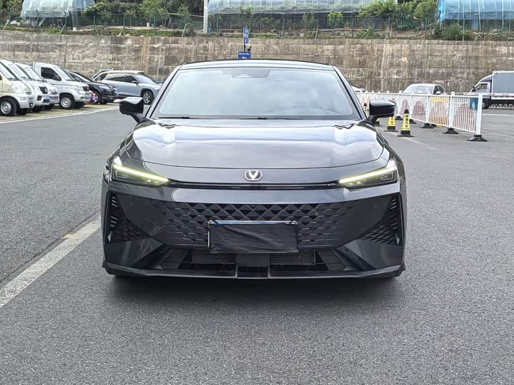 Changan UNI-V 2024 1.5 T Premium — фото 2