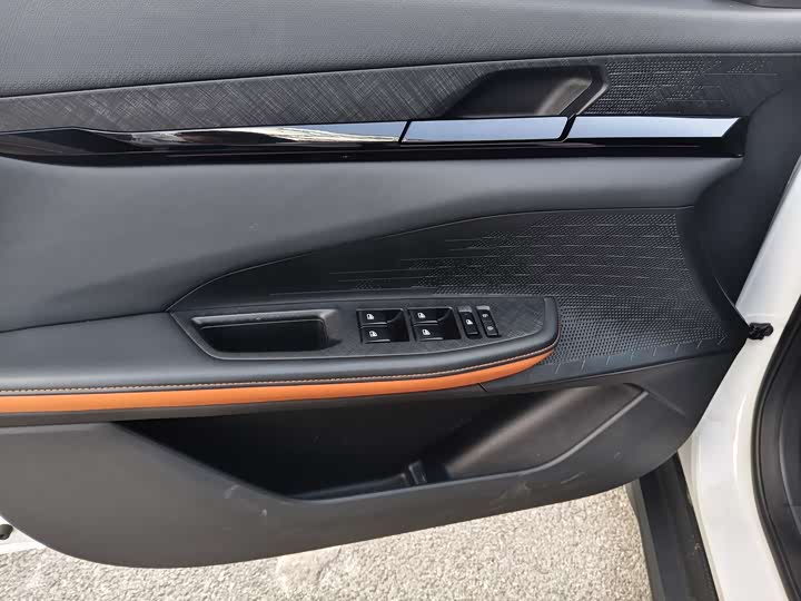 Changan UNI-V 2022 1.5 T Premium — фото 6