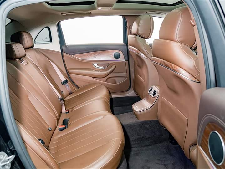 Mercedes-Benz E-Class 2022 E 350 e L — фото 21